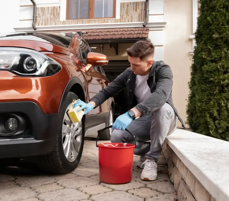 Lavage auto à domicile Puyréaux : professionnel intervenant sur un véhicule